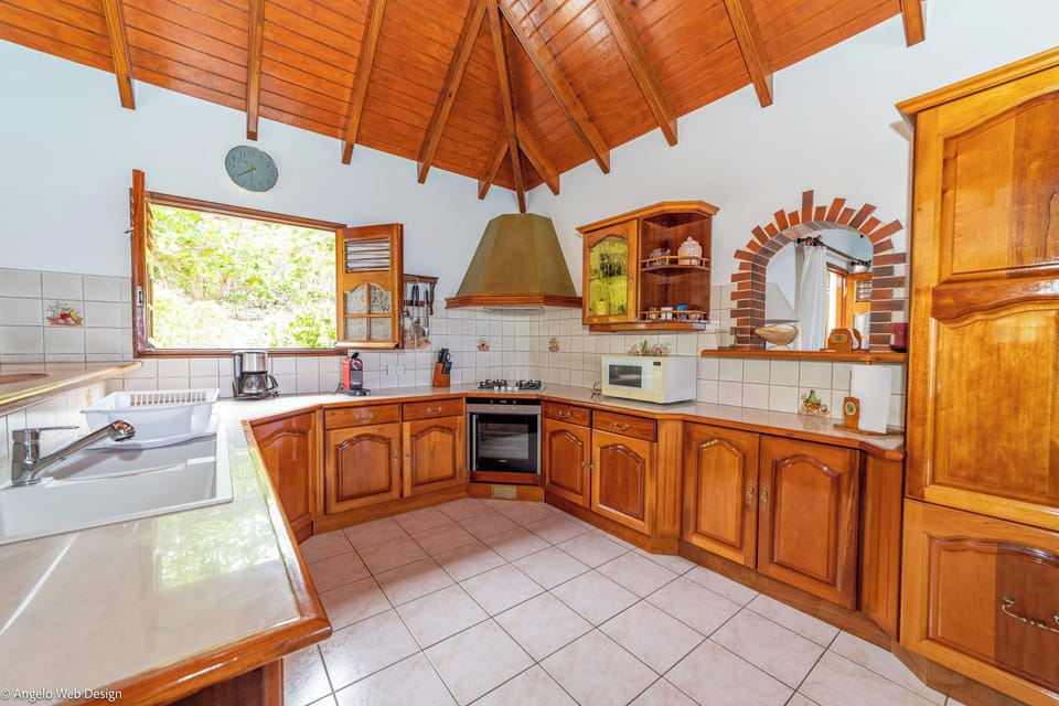 Fully equipped. Electric oven, gas stove, microwave, refrigerator, mixer, centrifuge, freezer, dishwasher, Nespresso machine, blender, kettle, toaster. Large indoor dining table for 6 guests. Outdoor dining area for 4 people on the covered terrace. 