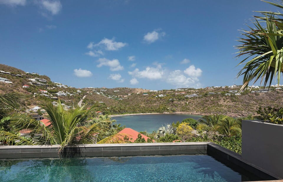 Beautiful heated pool, facing the view, outdoor lounge area under the covered terrace. Gas barbecue. 