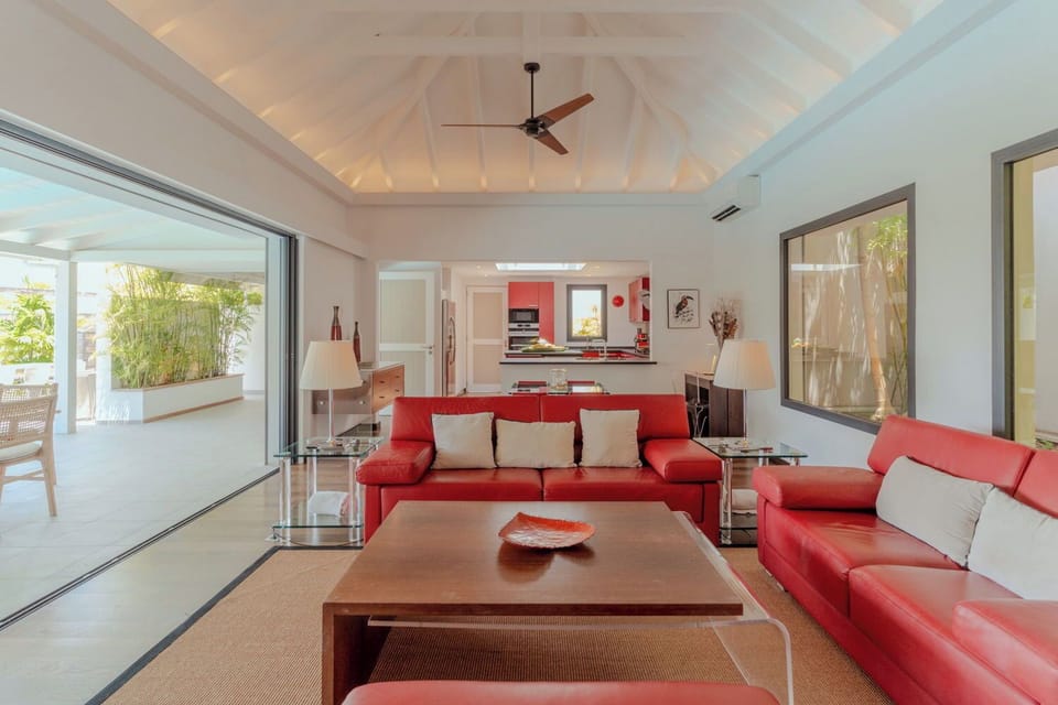 Air conditioning, HD-TV, Dish Network, Apple TV, DVD player, ceiling fan. Access to the covered terrace, ocean view.