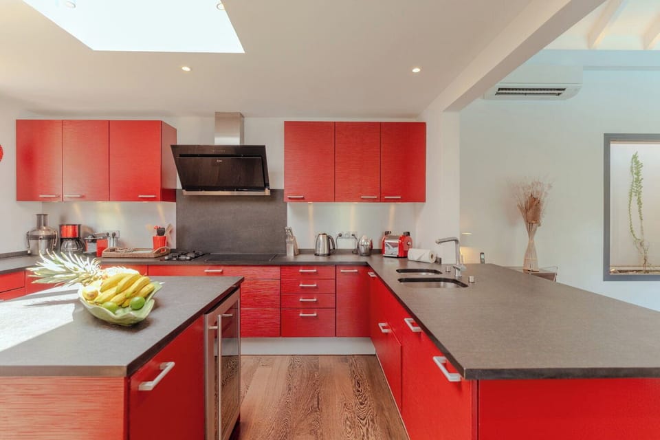 Modern and fully equipped. Air conditioning, electric oven, induction cooker, microwave, refrigerator and freezer, ice machine, dishwasher, filter coffee maker and coffee machine Nespresso, toaster, mixer, electric fruit press, electric kettle. Indoor din