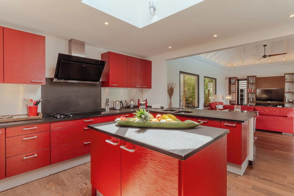 Modern and fully equipped. Air conditioning, electric oven, induction cooker, microwave, refrigerator and freezer, ice machine, dishwasher, filter coffee maker and coffee machine Nespresso, toaster, mixer, electric fruit press, electric kettle. Indoor din