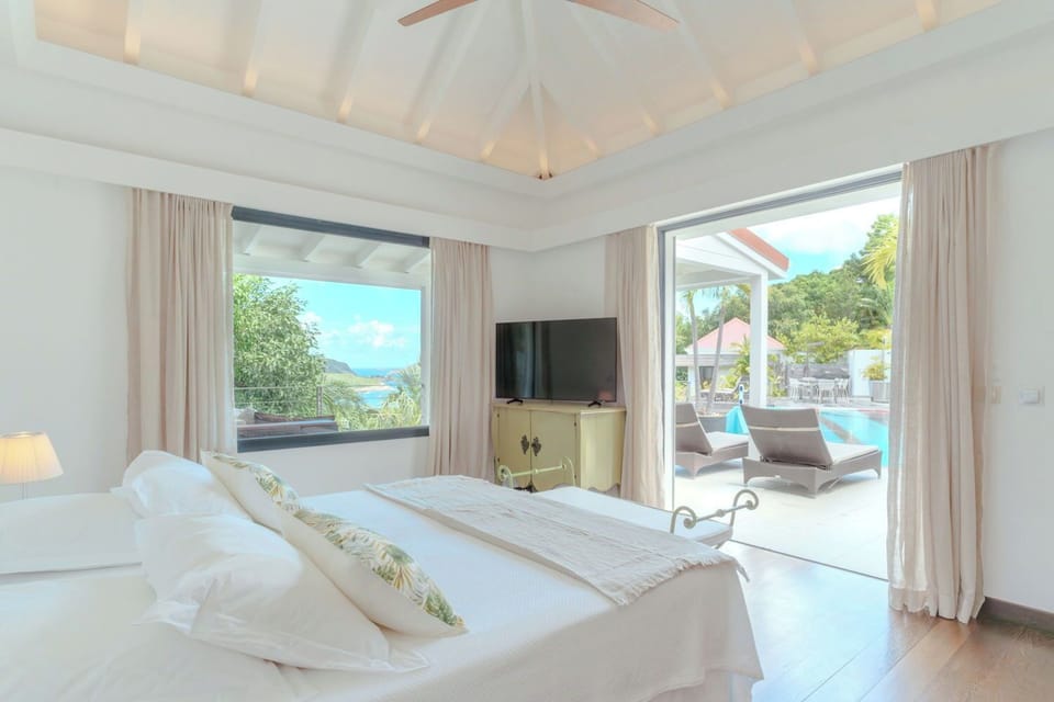On the main level. King size bed, air conditioning, HD-TV. Ensuite bathroom with a shower and two sinks. Ocean view.