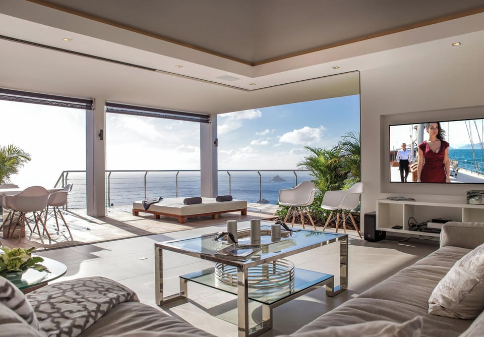 Air conditioning, ceiling fans, HD-TV, Dish Network, Apple TV, Sonos sound system. 