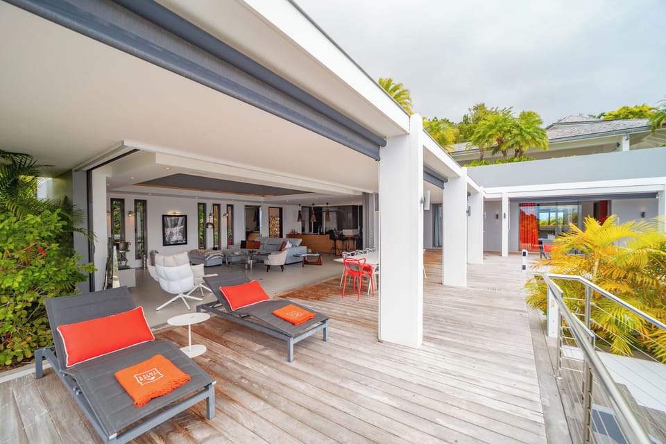 Air conditioning, ceiling fans, HD-TV, Dish Network, Apple TV, Sonos sound system. 