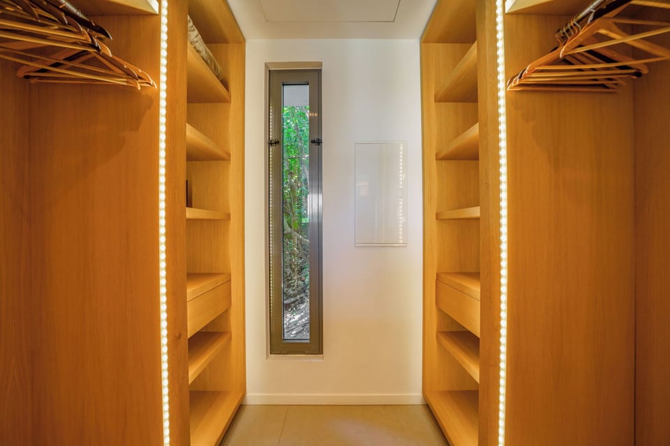 On the lower level. King size bed, air conditioning, ceiling fan, HD-TV, Dish Network, Apple TV, safe. Ensuite bathroom with rain head shower, hair dryer. Private terrace with heated jacuzzi. Private access to the room. 