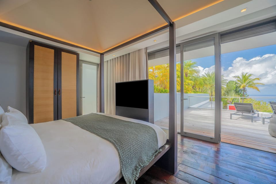 On the upper level. Four poster king size bed, air conditioning, ceiling fan, HD-TV, Dish Network, Apple TV, safe. Ensuite bathroom with rain head shower, hair dryer. Private terrace. Private access to the room. 