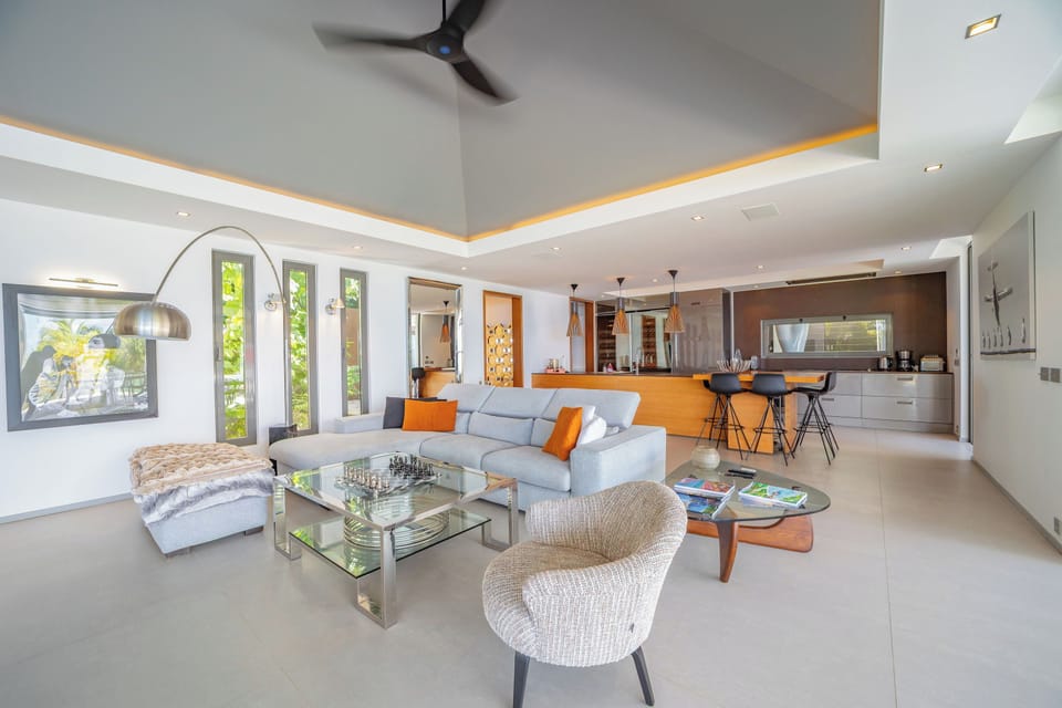 Air conditioning, ceiling fans, HD-TV, Dish Network, Apple TV, Sonos sound system. 