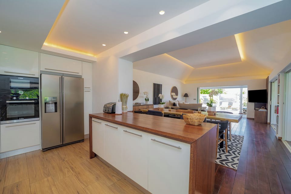 Fully equipped kitchen for gourmet, service for 16 guests, Dishwasher, Microwave, Blender, Toaster, Nespresso machine, Oven, kettle, ice-maker. Barbecue on the terrace. Inside dining area and outdoor dining area on the terrace. 