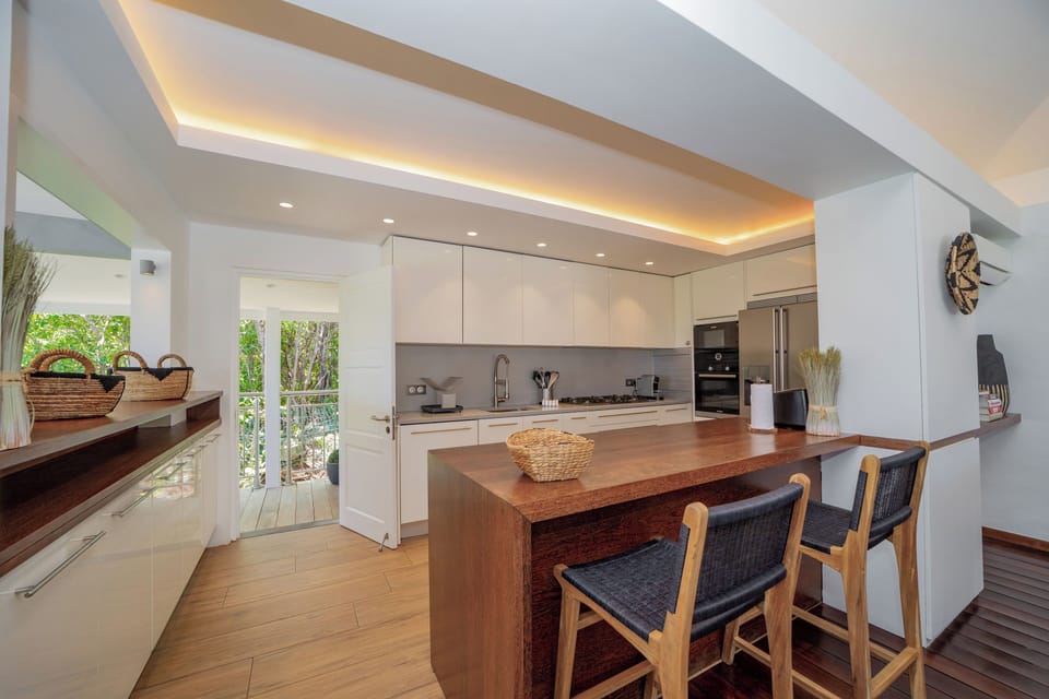 Fully equipped kitchen for gourmet, service for 16 guests, Dishwasher, Microwave, Blender, Toaster, Nespresso machine, Oven, kettle, ice-maker. Barbecue on the terrace. Inside dining area and outdoor dining area on the terrace. 