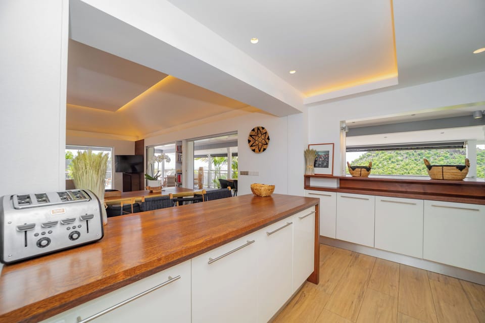 Fully equipped kitchen for gourmet, service for 16 guests, Dishwasher, Microwave, Blender, Toaster, Nespresso machine, Oven, kettle, ice-maker. Barbecue on the terrace. Inside dining area and outdoor dining area on the terrace. 