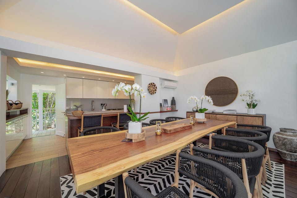 Fully equipped kitchen for gourmet, service for 16 guests, Dishwasher, Microwave, Blender, Toaster, Nespresso machine, Oven, kettle, ice-maker. Barbecue on the terrace. Inside dining area and outdoor dining area on the terrace. 