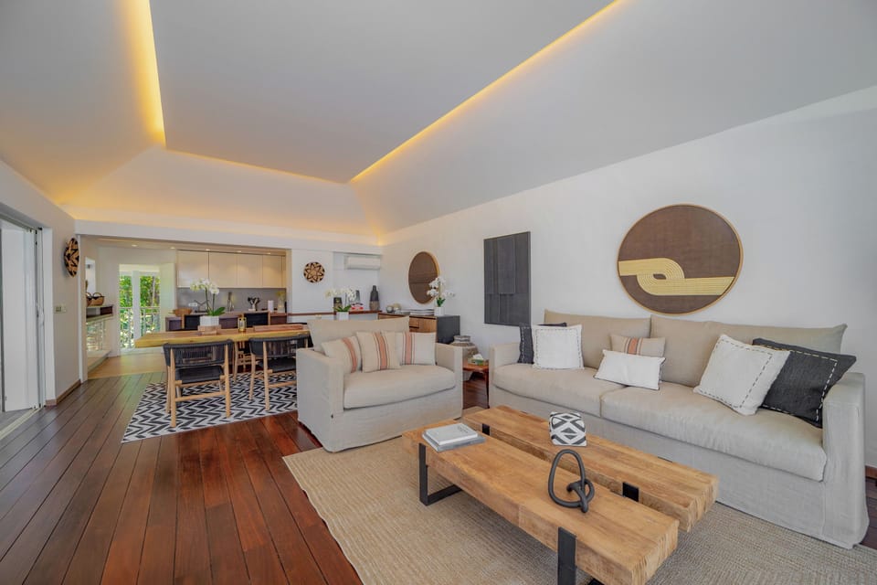 Air Conditioning, HD-TV, Apple TV, Dish Network. Apple TV,The living opens ontp the outdoor area, the pool and the terrace. 