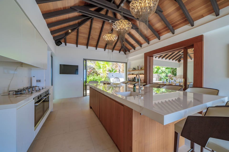 Modern and fully equipped. Air conditioning, electric oven, induction cooker, microwave, refrigerator and freezer, ice machine, dishwasher, filter coffee maker and coffee machine Nespresso, toaster, mixer, electric fruit press, electric kettle. Expansive 