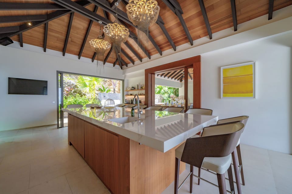Modern and fully equipped. Air conditioning, electric oven, induction cooker, microwave, refrigerator and freezer, ice machine, dishwasher, filter coffee maker and coffee machine Nespresso, toaster, mixer, electric fruit press, electric kettle. Expansive 