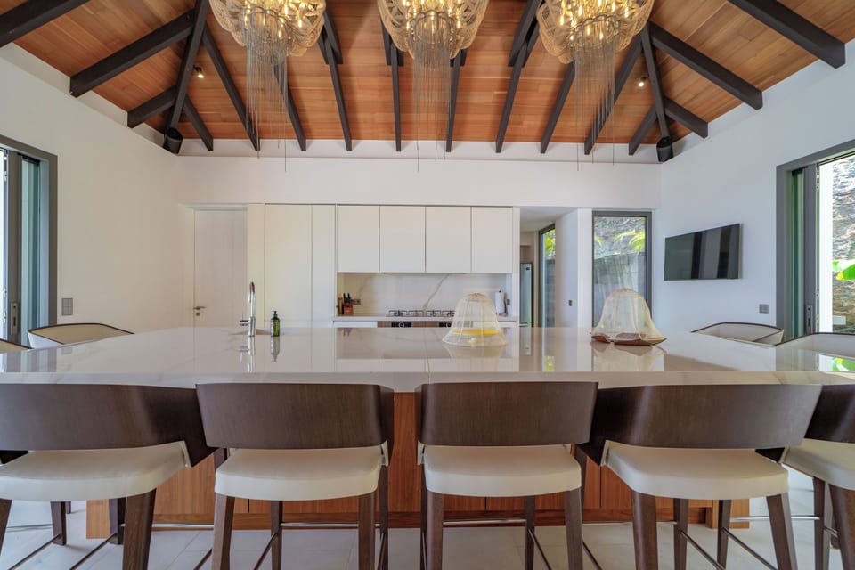 Modern and fully equipped. Air conditioning, electric oven, induction cooker, microwave, refrigerator and freezer, ice machine, dishwasher, filter coffee maker and coffee machine Nespresso, toaster, mixer, electric fruit press, electric kettle. Expansive 