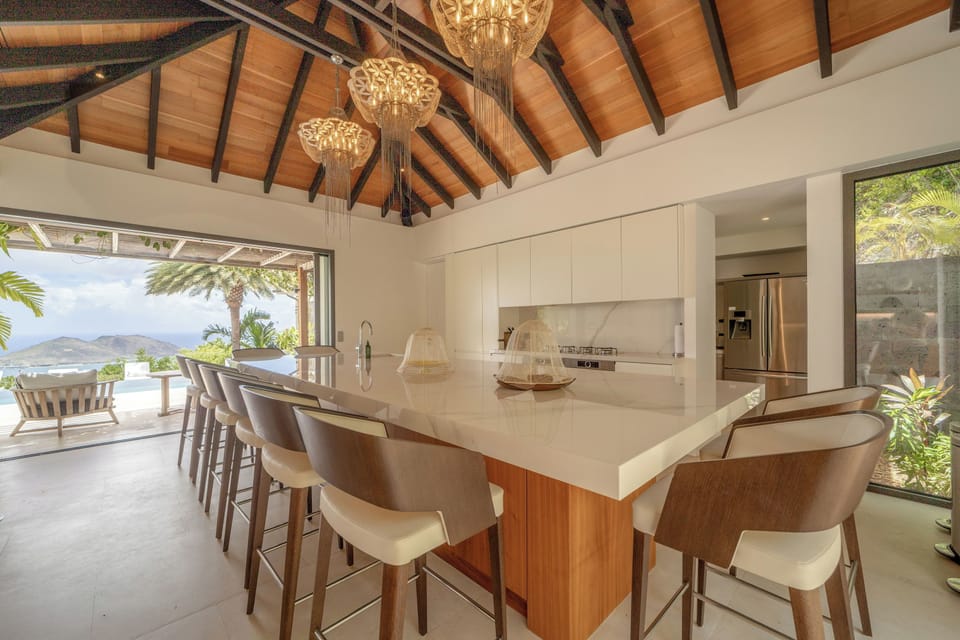 Modern and fully equipped. Air conditioning, electric oven, induction cooker, microwave, refrigerator and freezer, ice machine, dishwasher, filter coffee maker and coffee machine Nespresso, toaster, mixer, electric fruit press, electric kettle. Expansive 