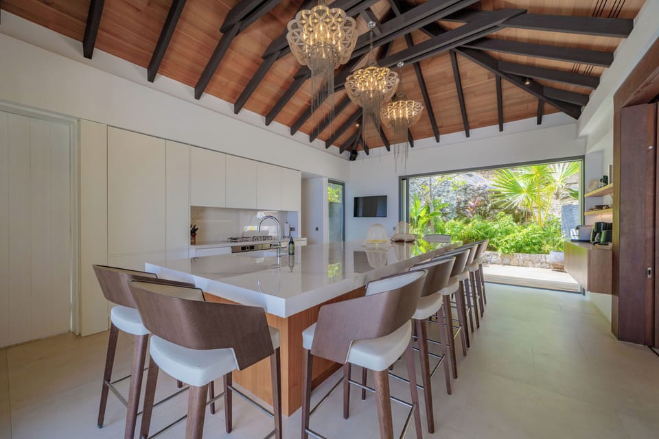 Modern and fully equipped. Air conditioning, electric oven, induction cooker, microwave, refrigerator and freezer, ice machine, dishwasher, filter coffee maker and coffee machine Nespresso, toaster, mixer, electric fruit press, electric kettle. Expansive 