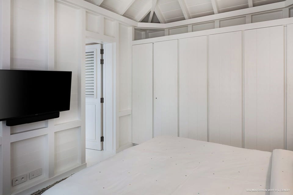 Euro King size bed, air conditioning, HD-TV, Apple TV, Dish Network, dressing room, programmable safe. Adjoining bathroom with shower, double basin, hair dryer, towels and beach towels.