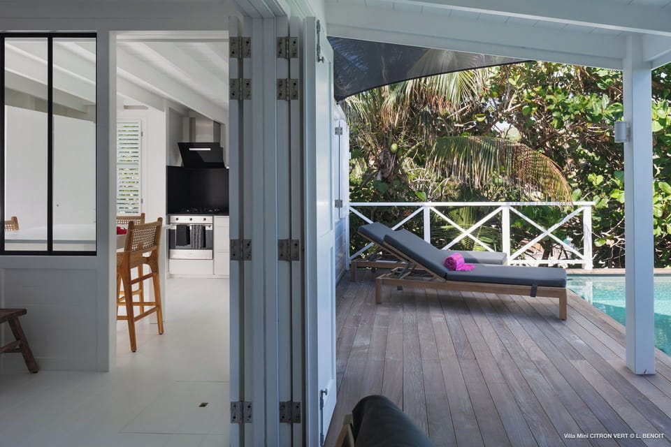 Cozy lounge area, air conditioning, HDTV (Dish, Apple TV). The room opens on the terrace and the pool. 