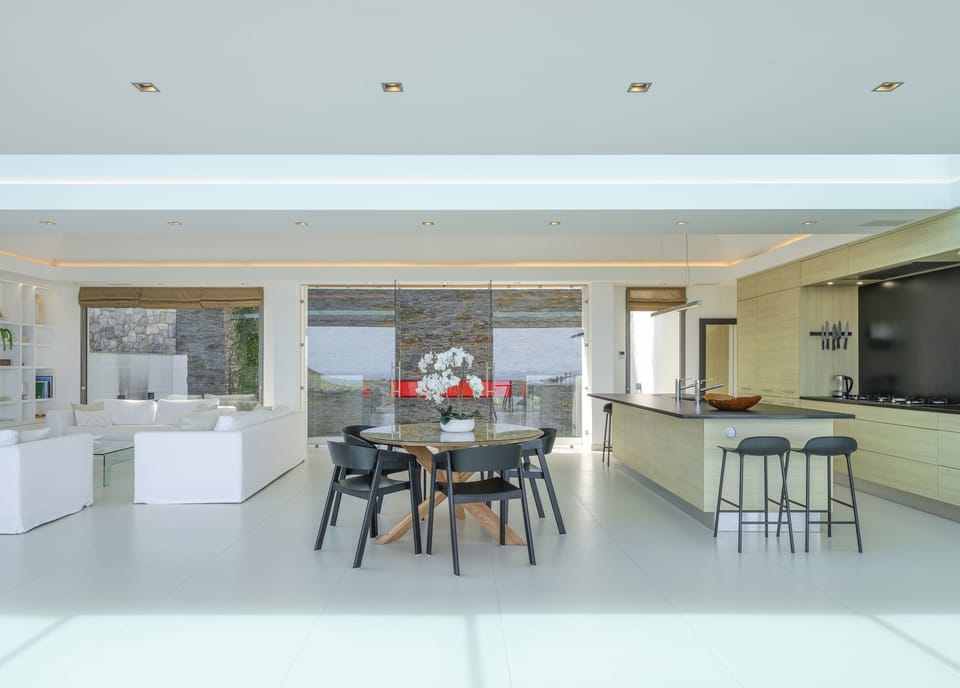 Fully equipped. Electric oven, gas stove, microwave, refrigerator, mixer, centrifuge, freezer, dishwasher, Nespresso machine, blender, kettle, toaster, breakfast bar. Indoor dining table for 4 guests, outdoor dining area on the covered terrace with a tabl