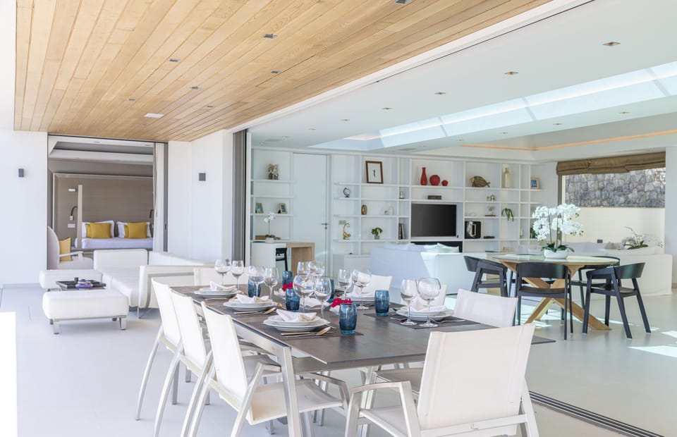 Fully equipped. Electric oven, gas stove, microwave, refrigerator, mixer, centrifuge, freezer, dishwasher, Nespresso machine, blender, kettle, toaster, breakfast bar. Indoor dining table for 4 guests, outdoor dining area on the covered terrace with a tabl