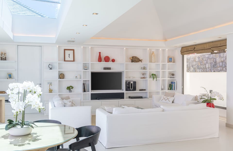 Air conditioning, ceiling fan, HD-TV, Dish network, DVD player, Apple TV. Opens onto the terrace. Outdoor lounge area on the covered terrace with HD-TV. Ocean view. 