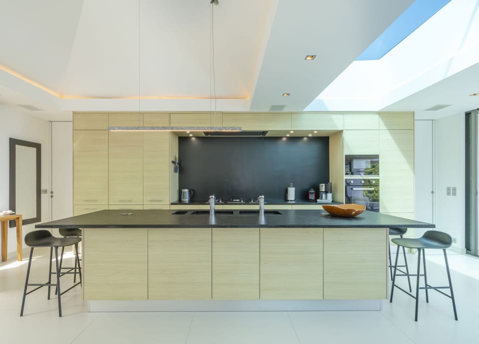 Fully equipped. Electric oven, gas stove, microwave, refrigerator, mixer, centrifuge, freezer, dishwasher, Nespresso machine, blender, kettle, toaster, breakfast bar. Indoor dining table for 4 guests, outdoor dining area on the covered terrace with a tabl