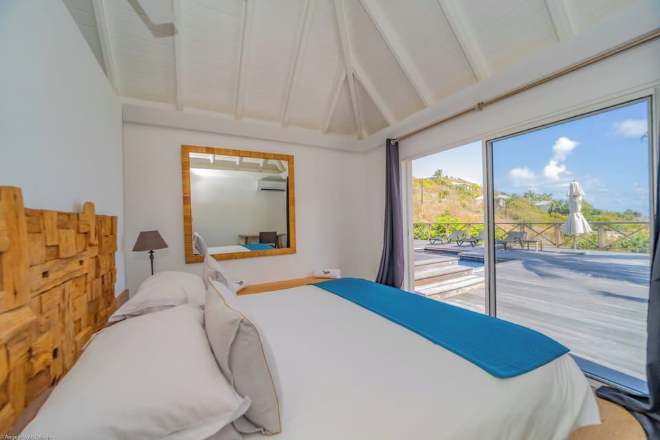 Air conditioning, king size bed, safe. Ensuite bathroom with double washbasins and shower. Access to the terrace. 