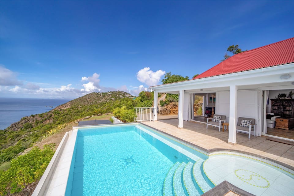 Nice heated pool, expansive terrace with loungers and deck chairs, facing the panoramic views. 
