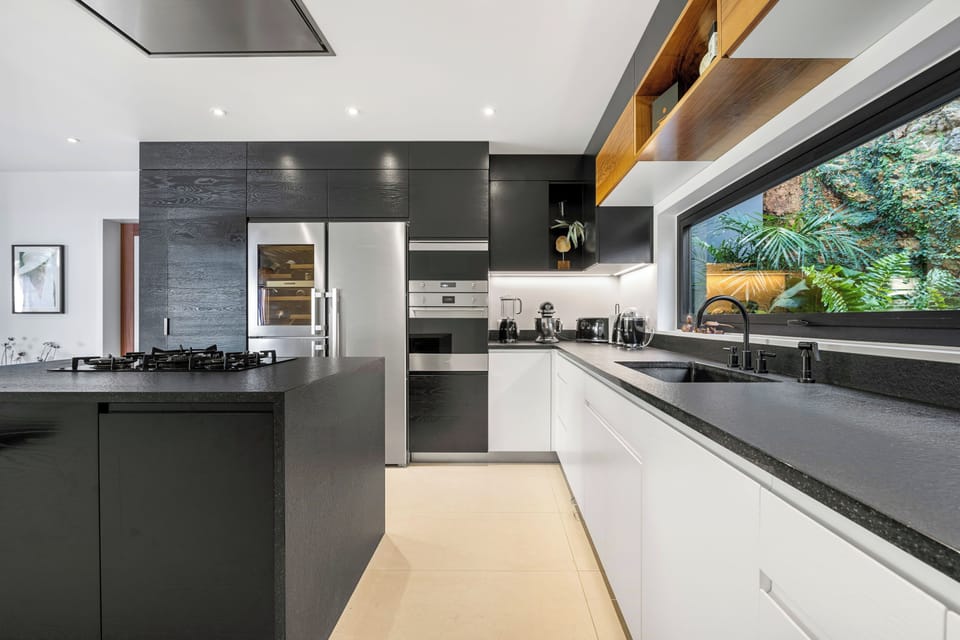Fully equipped. Electric oven, gas stove, microwave, refrigerator, mixer, centrifuge, freezer, dishwasher, Nespresso machine, blender, kettle, toaster, breakfast bar. Indoor dining table in the kitchen. Outdoor dining table on the covered terrace. 