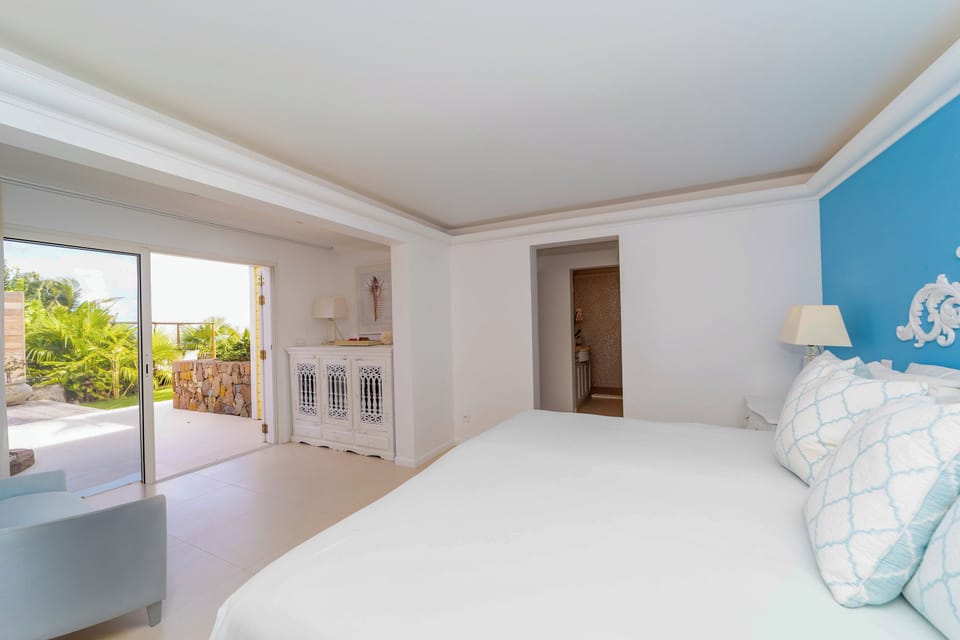On the lower level of the property. King size bed, air conditioning, HD-TV, ceiling fan, safe, large dressing room. Ensuite bathroom with shower.The bedrooms opens onto a private terrace. 