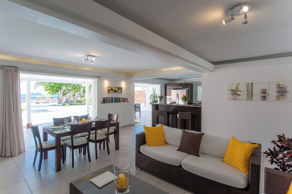 Air-conditioning, HD-TV, DVD player, Canal satellite, iPod dock, ceiling fan. 