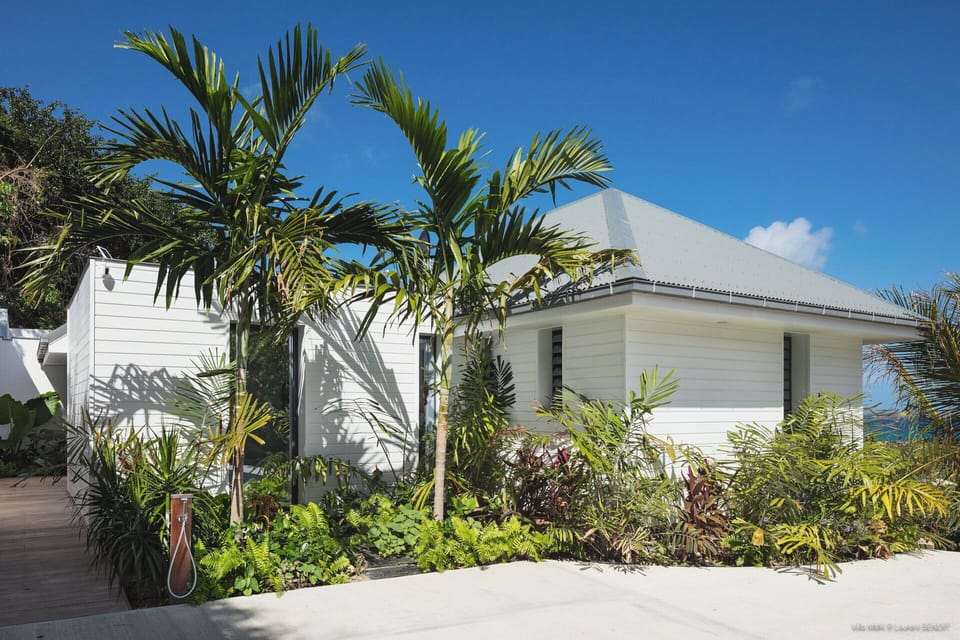 Outdoor lounge area on the terrace, panoramic views over the bay. Private parking at the entrance. 
