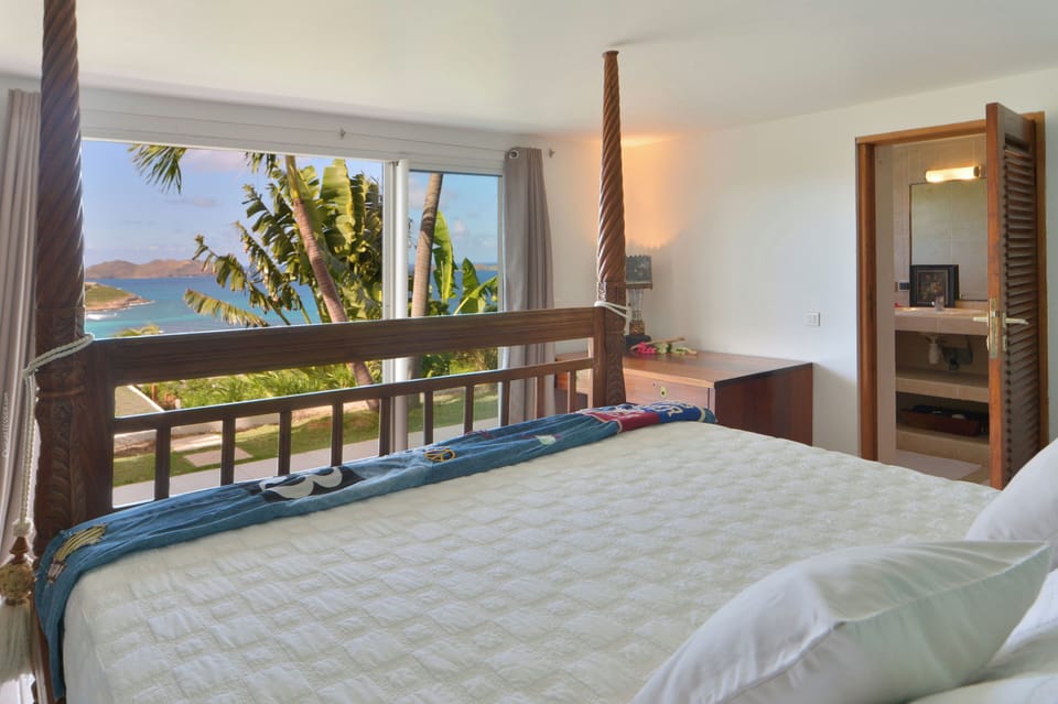 On the lower level. Large king size bed, air-conditioning, safe. Ensuite bathroom with shower, sink, hair-dryer, bathrobes, towels and beach towels.