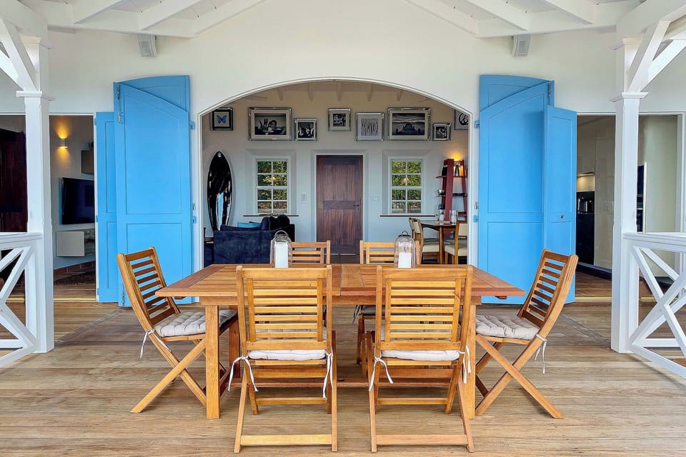 Fully equipped kitchen, electric oven, gas stove, microwave, fridge and freezer with ice maker, dishwasher, toaster, filter coffee maker and Nespresso machine, mixer, kettle, citrus press, fryer, hood. Indoor dining area for 6 seats in the great room. Out