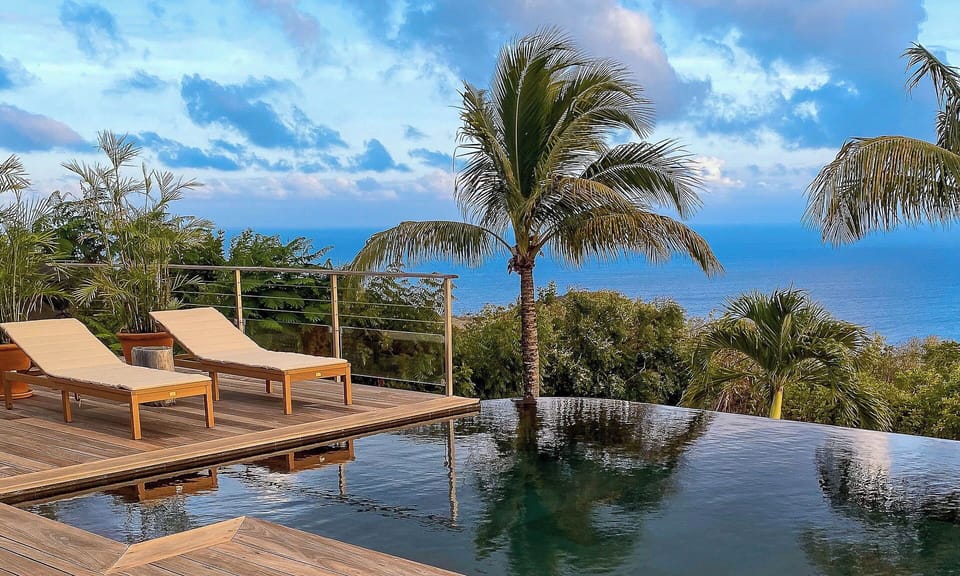 Large terrace, heated pool, sun loungers, parasols, gas barbecue. 