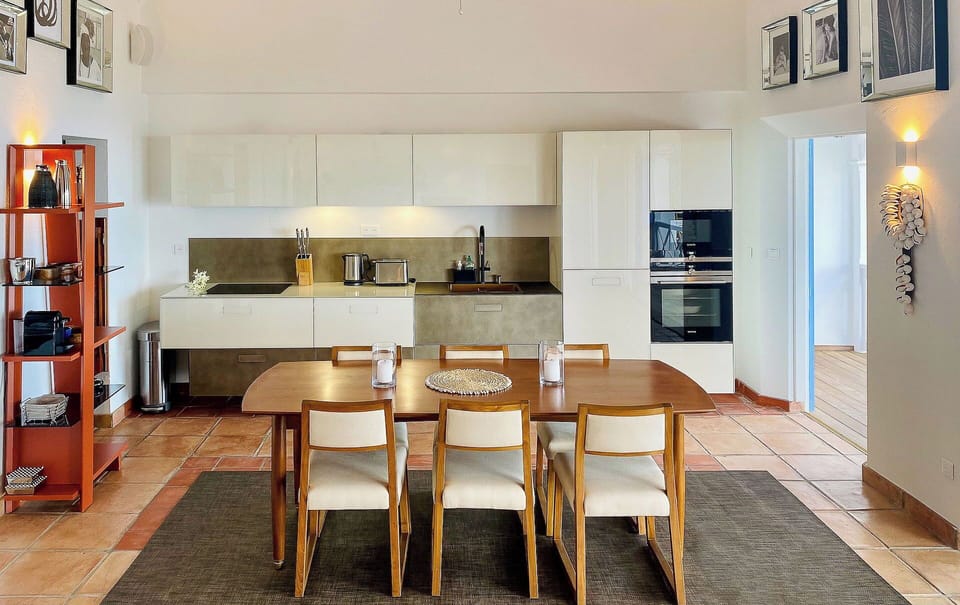 Fully equipped kitchen, electric oven, gas stove, microwave, fridge and freezer with ice maker, dishwasher, toaster, filter coffee maker and Nespresso machine, mixer, kettle, citrus press, fryer, hood. Indoor dining area for 6 seats in the great room. Out