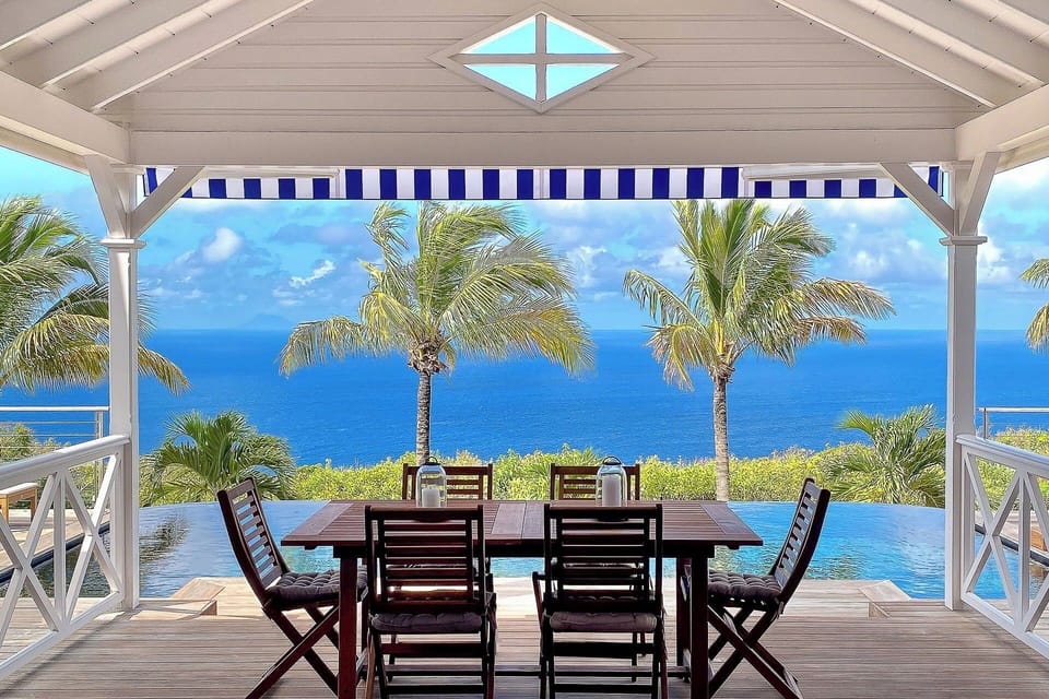 Fully equipped kitchen, electric oven, gas stove, microwave, fridge and freezer with ice maker, dishwasher, toaster, filter coffee maker and Nespresso machine, mixer, kettle, citrus press, fryer, hood. Indoor dining area for 6 seats in the great room. Out