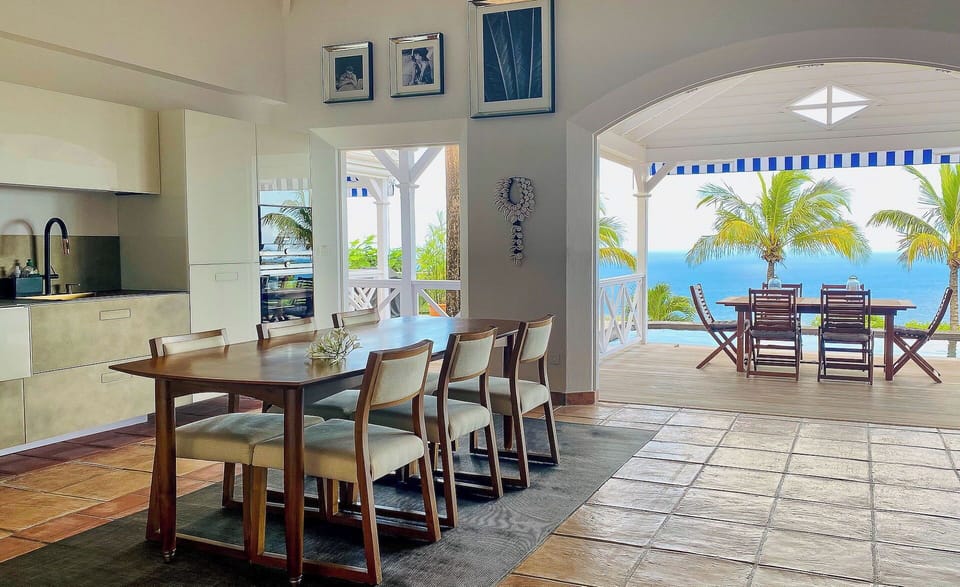 Fully equipped kitchen, electric oven, gas stove, microwave, fridge and freezer with ice maker, dishwasher, toaster, filter coffee maker and Nespresso machine, mixer, kettle, citrus press, fryer, hood. Indoor dining area for 6 seats in the great room. Out