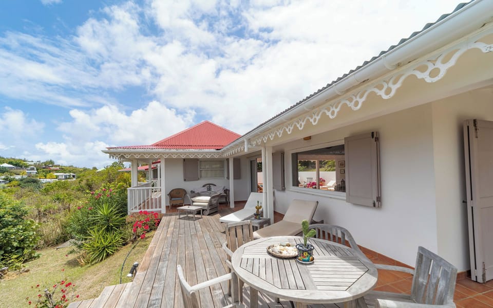 Private parking at the entrance. Beautiful garden surrounding the property. 