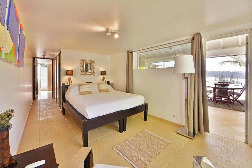 King size bed (or Twin beds), air-conditioning, safe. Ensuite Bathroom, rain head shower, hair dryer. The bedroom opens onto the outdoor lving room. 