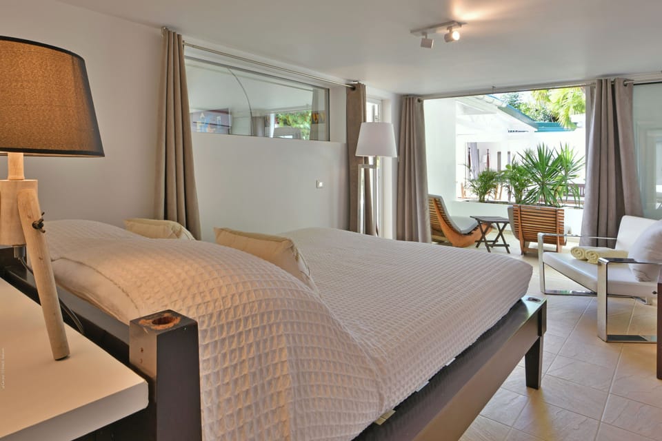 King size bed (or Twin beds), air-conditioning, safe. Ensuite Bathroom, rain head shower, hair dryer. The bedroom opens onto the outdoor lving room. 