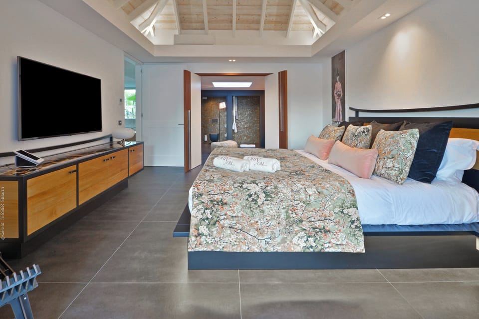 King size bed, air conditioning, ceiling fan, HD-TV, dish network, safe, dressing room, ensuite bathroom with indoor Italian shower, double sink, and WC. 