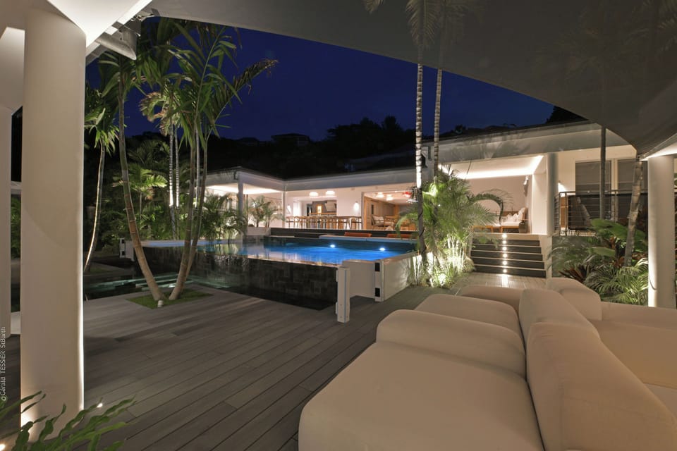 Nice lounge area next to pool, on a lower level, HD-TV, Dish Network, Apple TV. 