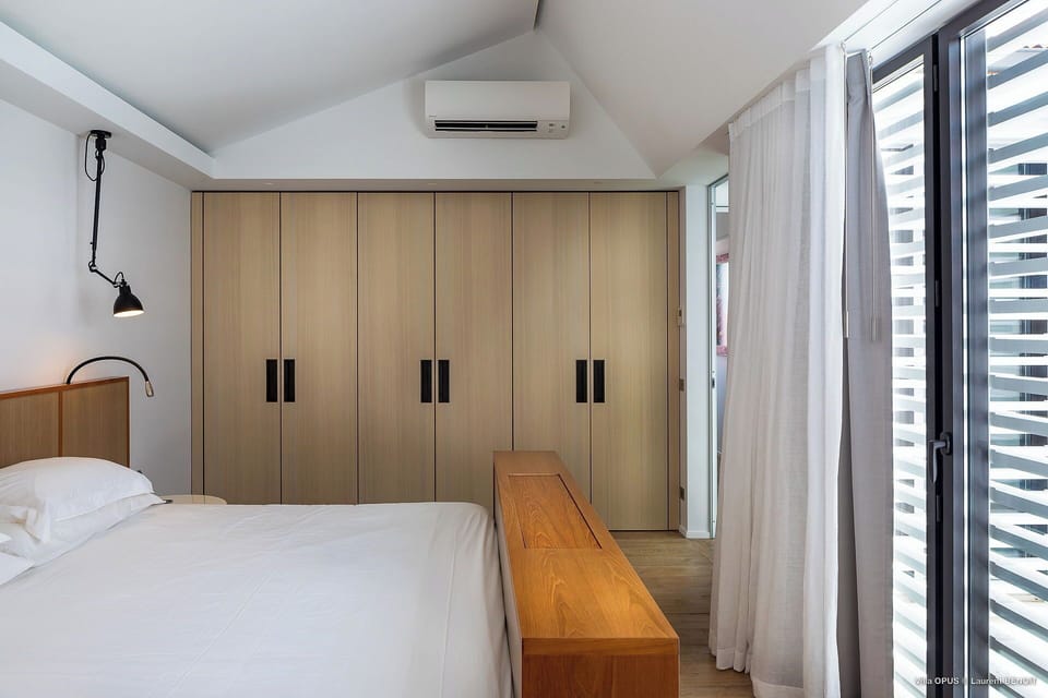 On the upper level. King size bed, HD-TV, Apple TV, air conditioning, safe, dressing room. Ensuite bathroom, rain shower, sink.