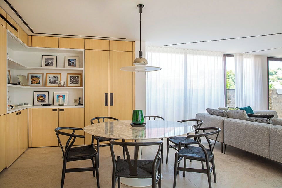 Fully equipped kitchen, oven, microwave, refrigerator with ice maker, dishwasher, blender, toaster, filter coffee maker and Nespresso machine, kettle, stove, bar with stools. Beautiful dining table for 6 guests in the living-room. 