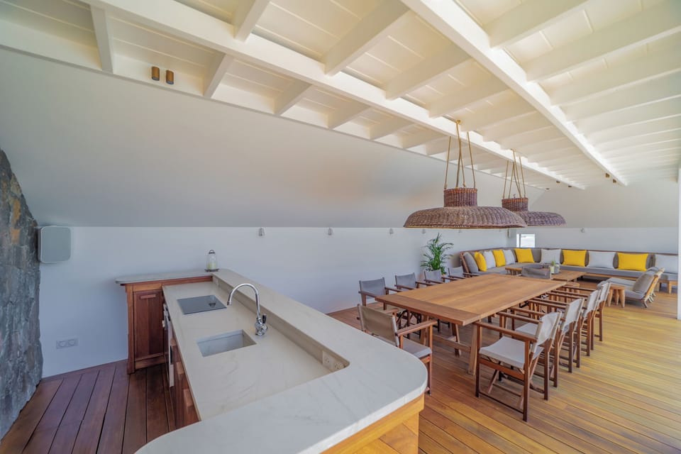Fully equipped kitchen, electric oven, gas stove, microwave, fridge and freezer with ice maker, dishwasher, toaster, filter coffee maker and Nespresso machine, mixer, kettle, citrus press, fryer, hood. Large indoor dining table for 8 guests, and another o