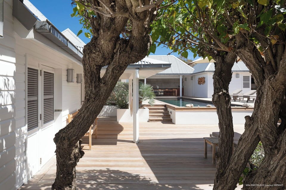 Beautiful garden surrounding the property. Private parking at the entrance. 