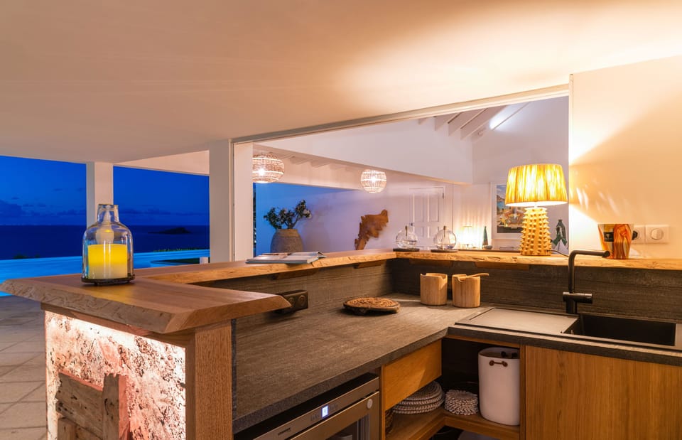 Expansive area opening onto the terrace and the panoramic view. Ceiling fans, HD-TV, Dish network, Apple TV. Bar for your cocktails, foosball.