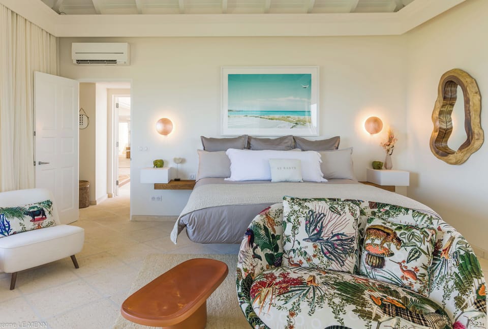 Located in the main building of the property. A king size bed, air conditioning, ceiling fan, HD-TV, Dish Network, safe, dressing room. Ensuite bathroom with indoor Italian shower, double sink, and WC. The bedroom opens onto a private terrace with direct 